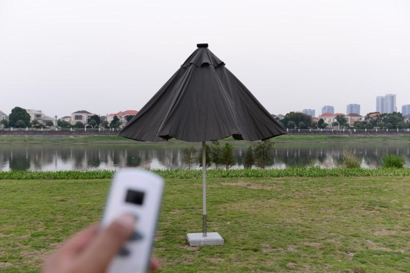 What are the weight requirements for a sun umbrella base?(pic1)